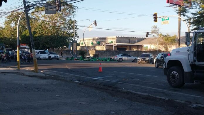 La madrugada de este viernes la avenida Luperón, en Santo Domingo fue el nuevo escenario donde ocurrió un múltiple accidente de tránsito que involucró a dos vehículos pesados. El suceso ocurrió a la altura de la calle Guarocuya en esa arteria vial del Distrito Nacional.
