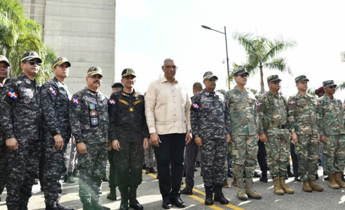 El Director de la Policía Nacional, Mayor General Ramón Antonio Guzmán Peralta, durante el lanzamiento del operativo preventivo “Navidad para servir y proteger”, aseguró que durante las festividades de fin de año los dominicanos viviran las navidades “más seguras” que tendrá en el país.