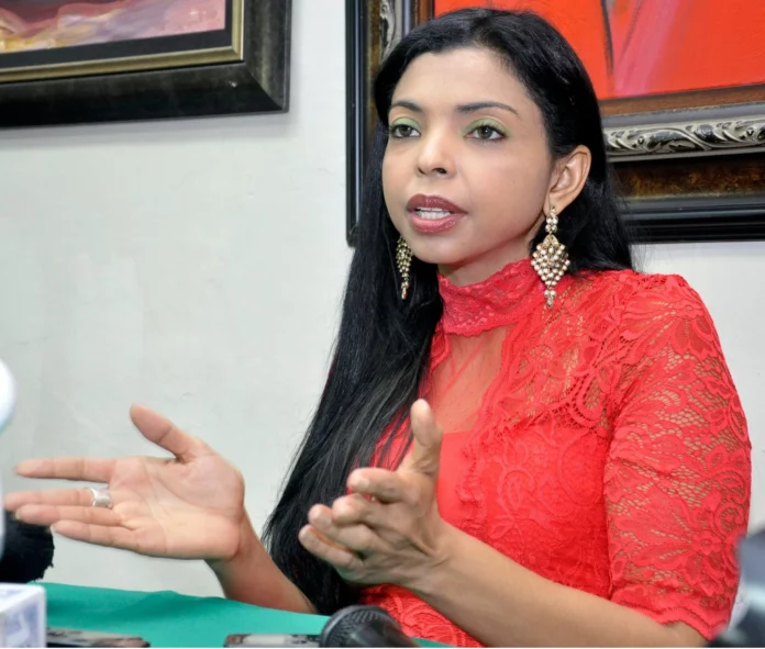 Ana Andrea Villa Camacho, directora de Violencia de Género de la Procuraduría, desmintió este miércoles que la directora de persecución del Ministerio Público, Yeni Berenice Reinoso, se pusiera a disposición para investigar el caso de abuso de la urbana Yailin» La Más Viral» y su pareja Tekashi, estadounidense de origen mexicano.