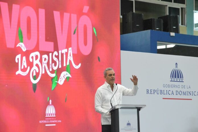Luis Abinader entrega de manera oficial el Bono Navideño