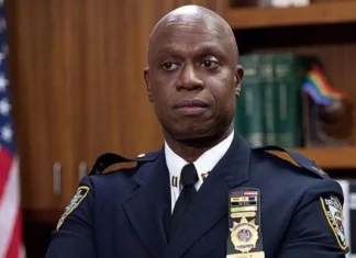 Andre Braugher, el actor norteamericano conocido principalmente por sus papeles en televisión como los del detective Winston Blake en Kojak o el capitán Raymond Holt en Brooklyn Nine-Nine, ha fallecido este 12 de diciembre tras no haber podido superar una enfermedad, sin que haya trascendido de qué se trataba. Tenía 61 años.