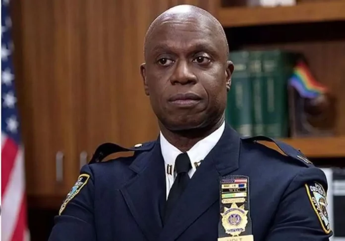 Andre Braugher, el actor norteamericano conocido principalmente por sus papeles en televisión como los del detective Winston Blake en Kojak o el capitán Raymond Holt en Brooklyn Nine-Nine, ha fallecido este 12 de diciembre tras no haber podido superar una enfermedad, sin que haya trascendido de qué se trataba. Tenía 61 años.