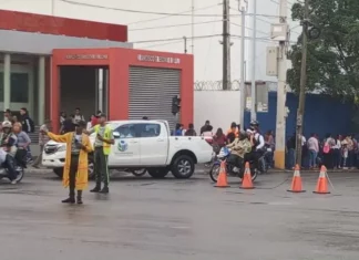 DIGESETT cierra avenida Defilló por charcos de agua