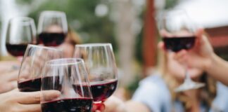 La Cámara de Diputados estudia el proyecto de ley que busca sancionar con prisión correccional a aquellas personas que consuman bebidas alcohólicas en espacios públicos, como calles, aceras o parques.
