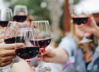 La Cámara de Diputados estudia el proyecto de ley que busca sancionar con prisión correccional a aquellas personas que consuman bebidas alcohólicas en espacios públicos, como calles, aceras o parques.