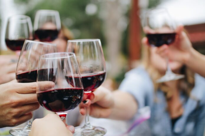 Penalizarán con cárcel para aquellos que consuman bebidas alcohólicas en espacios públicos La Cámara de Diputados estudia el proyecto de ley que busca sancionar con prisión correccional a aquellas personas que consuman bebidas alcohólicas en espacios públicos, como calles, aceras o parques.