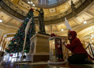 Instalan un altar satánico navideño en el Capitolio de Iowa