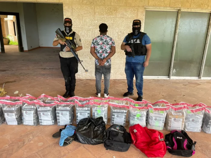 Operación Arrecife: prisión preventiva a miembros de red de narcotráfico desmantelada La Procuraduría Especializada Antilavado de Activos y Financiamiento del Terrorismo, conjuntamente con la Fiscalía de María Trinidad Sánchez, logró la imposición de la medida de coerción consistente en 12 meses de prisión preventiva en contra de cuatro miembros de una red de criminalidad organizada, desmantelada en la Operación Arrecife.