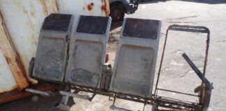 Asientos viejos y oxidados aparecen en una playa y desatan catastróficas especulaciones sobre su origen