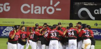 Los rojos se unieron a Gigantes del Cibao y Estrellas Orientales como los tres equipos que avanzan a la segunda etapa del torneo, lo que significa que solamente queda un puesto disponible.