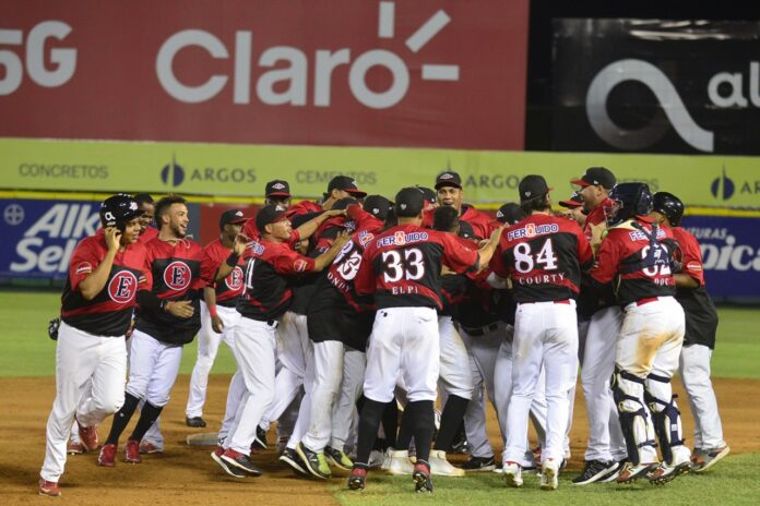 Los rojos se unieron a Gigantes del Cibao y Estrellas Orientales como los tres equipos que avanzan a la segunda etapa del torneo, lo que significa que solamente queda un puesto disponible.