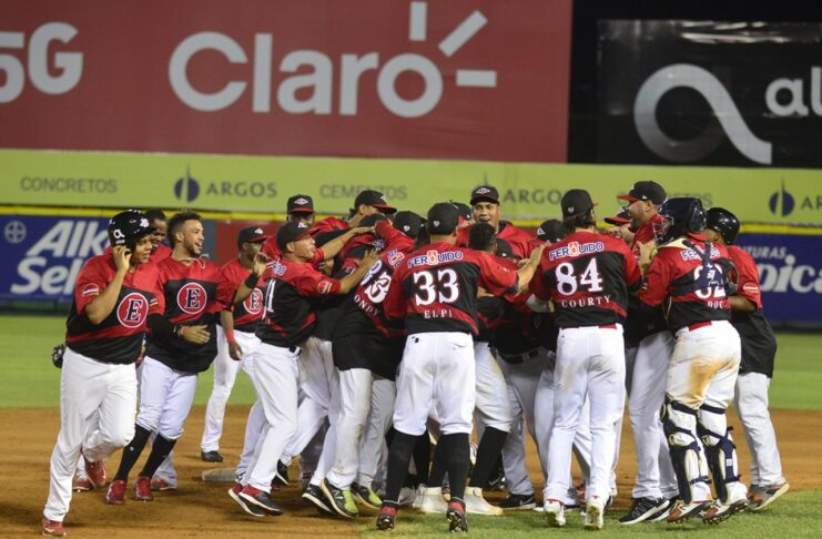 LIDOM: Leones del Escogido logra su clasificación al Round Robin Los rojos se unieron a Gigantes del Cibao y Estrellas Orientales como los tres equipos que avanzan a la segunda etapa del torneo, lo que significa que solamente queda un puesto disponible.