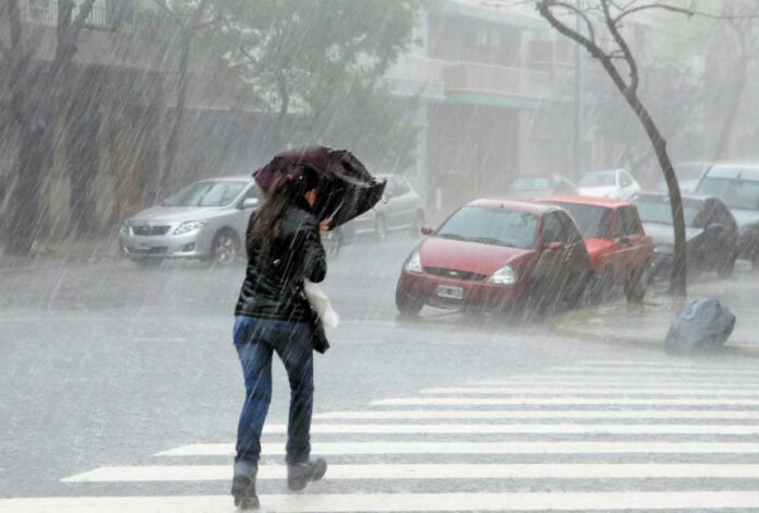 Luego de un inicio de semana laboral con escasos aguaceros, a partir de este jueves el ambiente se tornará lluvioso en varias regiones del país por la incidencia de una vaguada y el viento del noreste.