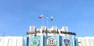 La Policía Nacional, a través de la Dirección Central de Investigaciones Criminales (Dicrim) y el Ministerio Público informaron que desmantelaron este viernes una banda criminal integrada por agentes de la institución, civiles y militares que se dedicaba a cometer secuestro,sicariato, robos, atracos, tumbes de drogas, extorsión, cobros compulsivos, tráfico y comercialización de armas de fuego, falsificación de documentos, entre otros delitos.