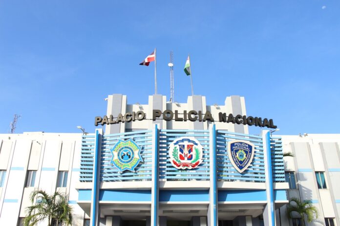 Autoridades desmantelan red criminal de policías, militares y civiles La Policía Nacional, a través de la Dirección Central de Investigaciones Criminales (Dicrim) y el Ministerio Público informaron que desmantelaron este viernes una banda criminal integrada por agentes de la institución, civiles y militares que se dedicaba a cometer secuestro,sicariato, robos, atracos, tumbes de drogas, extorsión, cobros compulsivos, tráfico y comercialización de armas de fuego, falsificación de documentos, entre otros delitos.