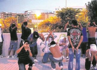 Arrestan en España a 31 jóvenes dominicanos relacionados a bandas La Policía han detenido a 31 jóvenes dominicanos supuestamente relacionados con bandas, reportaron este viernes medios de prensa.