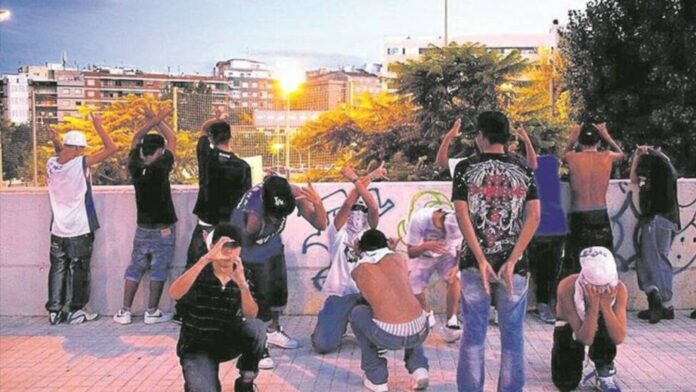 La Policía han detenido a 31 jóvenes dominicanos supuestamente relacionados con bandas, reportaron este viernes medios de prensa.
