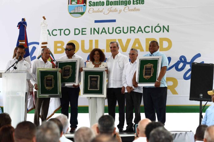 En un acto encabezado por el presidente Luis Abinader y el alcalde Manuel Jiménez, el Ayuntamiento de Santo Domingo Este (ASDE) inauguró este domingo el “Boulevard del Dominicano en el Exterior”, donde se rinde homenaje a todos los dominicanos y dominicanas que representan a la República Dominicana en diferentes partes del mundo.