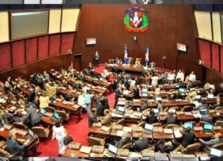 Diputados aprueban contrato de Aerodom La Cámara de Diputados aprobó en una única lectura el contrato de concesión, renovado y reformado, que firmó el gobierno con Aeropuertos Dominicanos Siglo XXI (Aerodom) para extender el vínculo de administración de siete aeropuertos en territorio nacional.
