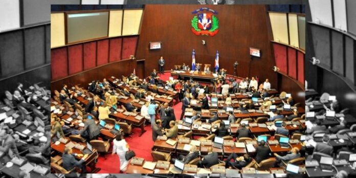 Diputados aprueban contrato de Aerodom La Cámara de Diputados aprobó en una única lectura el contrato de concesión, renovado y reformado, que firmó el gobierno con Aeropuertos Dominicanos Siglo XXI (Aerodom) para extender el vínculo de administración de siete aeropuertos en territorio nacional.