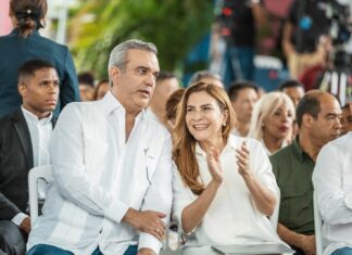 Abinader afirma pidió a Carolina seguir al frente del ayuntamiento El presidente de la República, Luis Abinader, admitió que él le pidió a Carolina Mejía que continuara en el Ayuntamiento del Distrito Nacional, para "seguir impulsado las grandes obras que necesita".