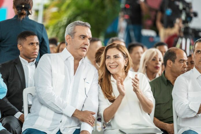 El presidente de la República, Luis Abinader, admitió que él le pidió a Carolina Mejía que continuara en el Ayuntamiento del Distrito Nacional, para "seguir impulsado las grandes obras que necesita".