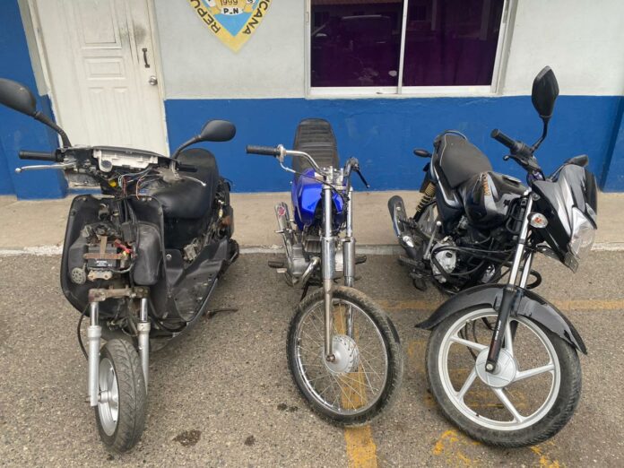 La Policía Nacional en Azua, bajo el mando de Rolando Marcos Rosario Guerrero, informó este miércoles que desmanteló una supuesta banda que se dedicaba a robar motocicletas en esa zona, y apresó a dos personas.