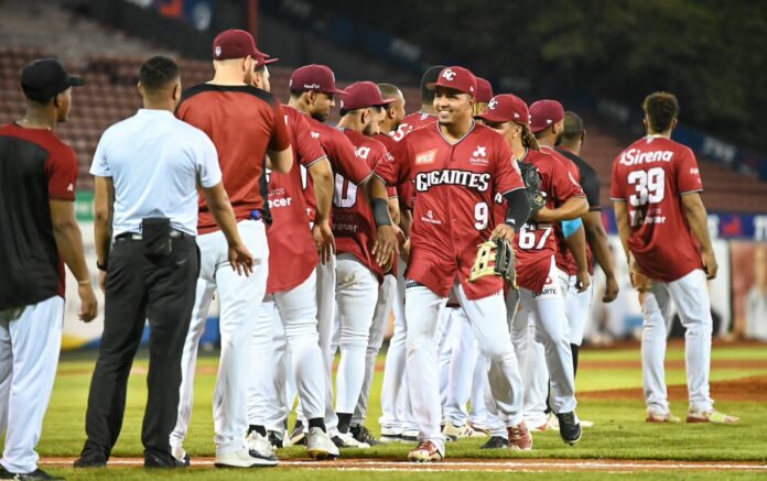 José Sirí disparó su jonrón quince en postemporada para ser el líder de los bateadores de los Gigantes del Cibao y darle el triunfo de 4-3 ante los Leones del Escogido este viernes por la noche en el Round Robin 36 la Liga Dominicana de Béisbol en la que se disputa la Copa Banreservas dedicada a Onfalia Morillo.