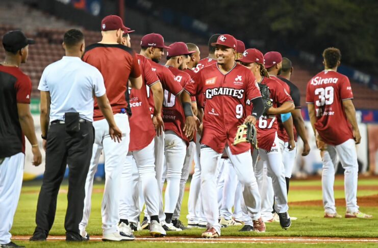 José Sirí con su jonrón 17 en postemporada da primer triunfo a los Gigantes en el Round Robin José Sirí disparó su jonrón quince en postemporada para ser el líder de los bateadores de los Gigantes del Cibao y darle el triunfo de 4-3 ante los Leones del Escogido este viernes por la noche en el Round Robin 36 la Liga Dominicana de Béisbol en la que se disputa la Copa Banreservas dedicada a Onfalia Morillo.