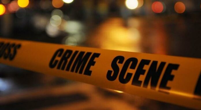En un operativo de búsqueda y captura de los responsables de la muerte del raso de la Policía Nacional, Michael Almarante Zamora, de 27 años, ocurrido en la avenida Charles de Gaulle, en Santo Domingo Este, un presunto delincuente murió y otro resultó herido tras enfrentar a los agentes policiales adscritos a la Dirección Central de Investigación (DICRIM), quienes les daban seguimiento con fines de apresarlos, por el hecho ocurrido en el ensanche Isabelita, de esa demarcación.