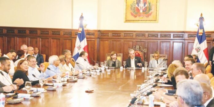 El presidente Luis Abinader y la vicepresidenta Raquel Peña encabezaron anoche el Consejo de Ministros y Directores, en el cual se abordaron temas sociales y económicos, incluido el cierre del Presupuesto Nacional 2023.
