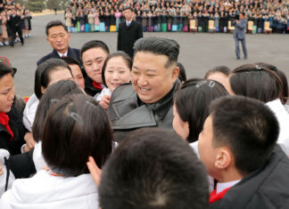 Kim Jong-un casi es derribado por una multitud de fans adolescentes