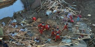Terremoto en China ha dejado 118 muertos y 200 heridos Los equipos de rescate continúan trabajando contra reloj y en medio de una gélida ola de frío para encontrar supervivientes tras el terremoto que azotó anoche las provincias chinas de Gansu y Qinghai (noroeste) y que deja al menos 118 fallecidos y 200 heridos.