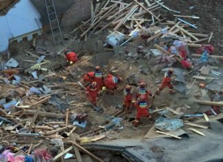 Terremoto en China ha dejado 118 muertos y 200 heridos Los equipos de rescate continúan trabajando contra reloj y en medio de una gélida ola de frío para encontrar supervivientes tras el terremoto que azotó anoche las provincias chinas de Gansu y Qinghai (noroeste) y que deja al menos 118 fallecidos y 200 heridos.