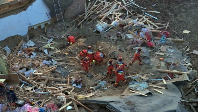 Los equipos de rescate continúan trabajando contra reloj y en medio de una gélida ola de frío para encontrar supervivientes tras el terremoto que azotó anoche las provincias chinas de Gansu y Qinghai (noroeste) y que deja al menos 118 fallecidos y 200 heridos.