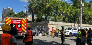 Una persona falleció y otras cuatro resultaron heridas tras caerse desde el andamio de una torre en construcción ubicada próximo a la avenida Winston Churchill en el Distrito Nacional.