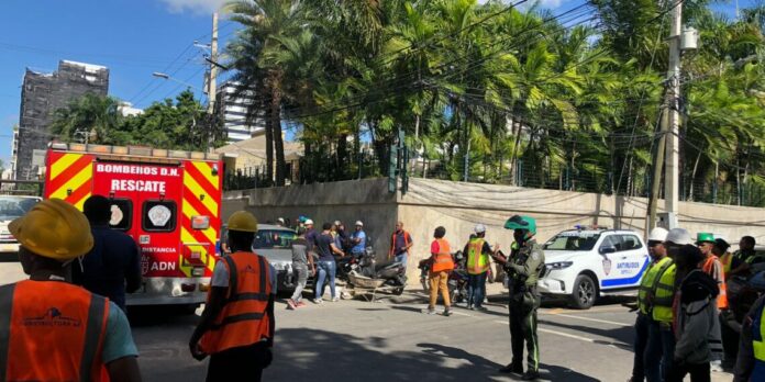 Desplome de andamio torre en construcción deja una persona fallecida y varios heridos Una persona falleció y otras cuatro resultaron heridas tras caerse desde el andamio de una torre en construcción ubicada próximo a la avenida Winston Churchill en el Distrito Nacional.