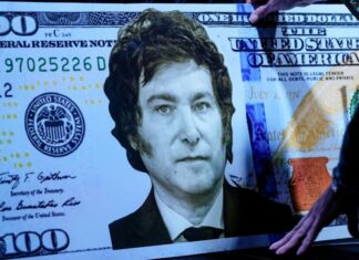 Dólar oficial abre a 820 pesos tras la devaluación de 50 % decretada por Milei en Argentina