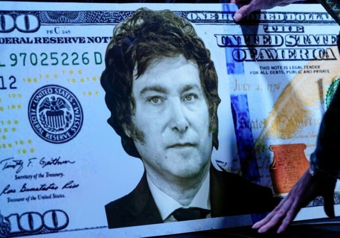 Dólar oficial abre a 820 pesos tras la devaluación de 50 % decretada por Milei en Argentina