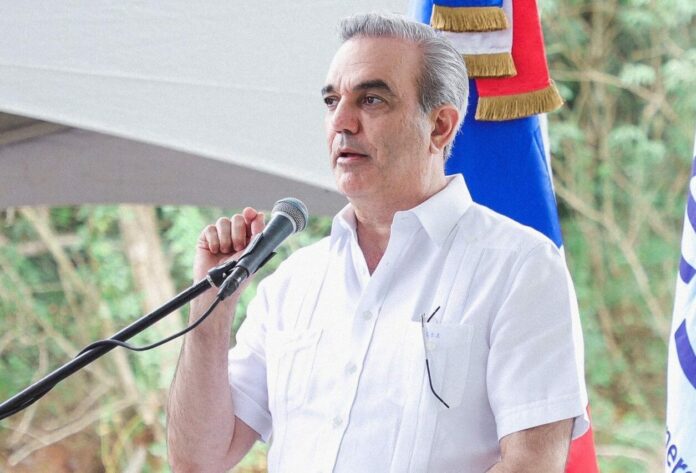 El presidente Luis Abinader, la alcaldesa del Distrito Nacional, Carolina Mejía junto al Banco de Reservas, dejaron inaugurado el «Paseo Marítimo Malecón», un proyecto diseñado para enriquecer la experiencia ciudadana y preservar la belleza natural del litoral marino.