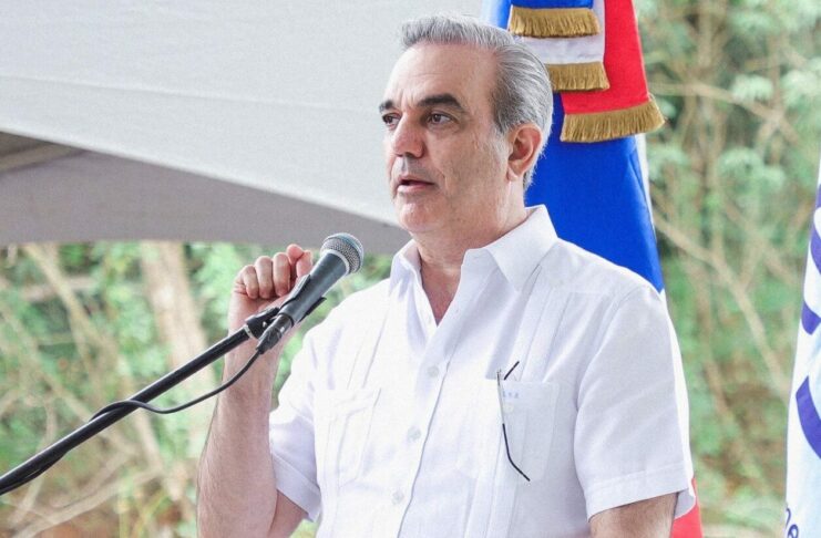 El presidente Luis Abinader, la alcaldesa del Distrito Nacional, Carolina Mejía junto al Banco de Reservas, dejaron inaugurado el «Paseo Marítimo Malecón», un proyecto diseñado para enriquecer la experiencia ciudadana y preservar la belleza natural del litoral marino.