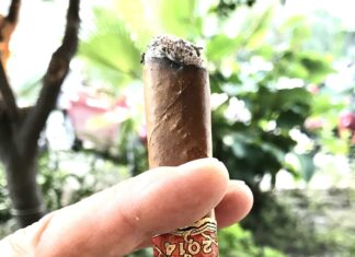 Fuente OpusX Reserva d’Chateau, escogido el Cigarro del Año 2023 El prestigioso cigarro Fuente OpusX Reserva d’Chateau ha sido nombrado el Cigarro del Año 2023 por su equilibrio excepcional entre poder y elegancia, convirtiéndose en un verdadero fenómeno en el mundo de los cigarros. Esta distinción ha sido otorgada por su destacada calidad y la historia única que lo rodea.