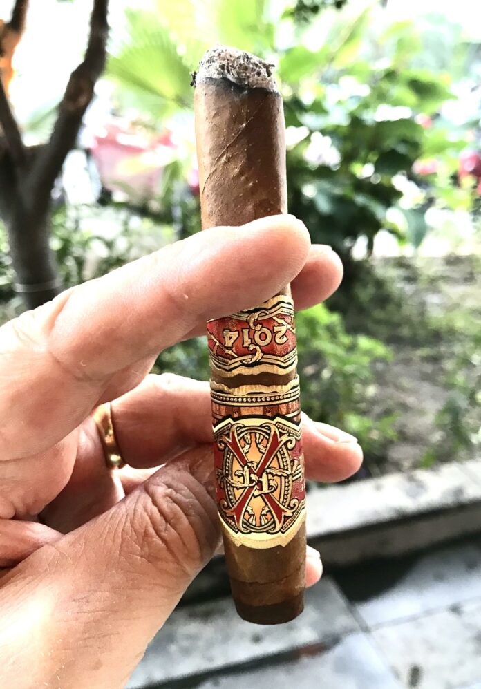 El prestigioso cigarro Fuente OpusX Reserva d’Chateau ha sido nombrado el Cigarro del Año 2023 por su equilibrio excepcional entre poder y elegancia, convirtiéndose en un verdadero fenómeno en el mundo de los cigarros. Esta distinción ha sido otorgada por su destacada calidad y la historia única que lo rodea.