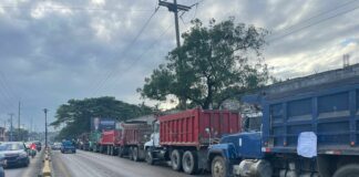 Choferes de camiones volteo mantienen una protesta la mañana de este miércoles en demanda del pago de dinero atrasado por parte del gobierno.