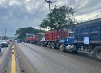 Camioneros protestan en demanda de pagos atrasados en Puerto Plata Choferes de camiones volteo mantienen una protesta la mañana de este miércoles en demanda del pago de dinero atrasado por parte del gobierno.