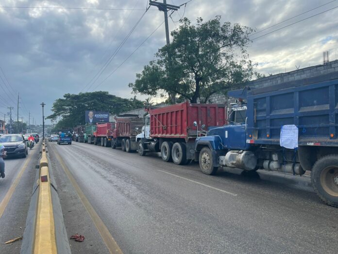 Camioneros protestan en demanda de pagos atrasados en Puerto Plata Choferes de camiones volteo mantienen una protesta la mañana de este miércoles en demanda del pago de dinero atrasado por parte del gobierno.