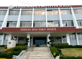 TC reconoce labor de jueces del período 2011-2023 El Tribunal Constitucional (TC) reconoció este miércoles la labor de los cinco jueces de esta alta corte que concluyen el periodo de doce años para el cual fueron escogidos, tiempo en el que cumplieron con la misión de administrar la justicia constitucional con entrega, dedicación y alto sentido de compromiso, contribuyendo con la construcción del Estado social y democrático de derecho.