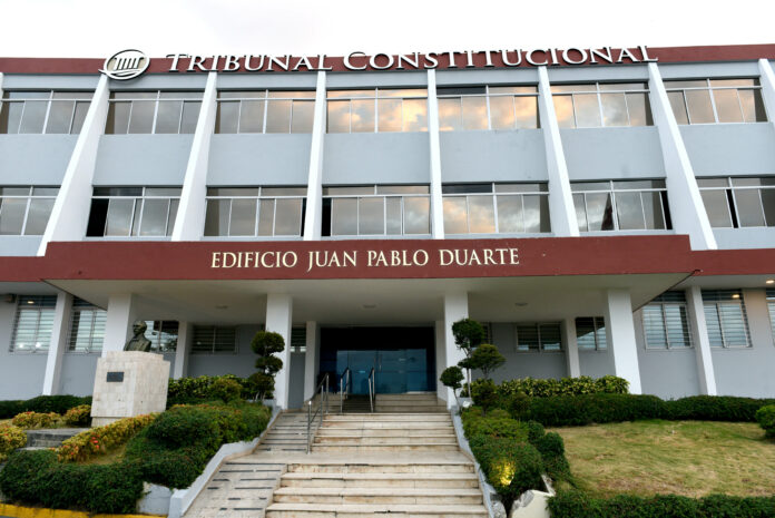 El Tribunal Constitucional (TC) reconoció este miércoles la labor de los cinco jueces de esta alta corte que concluyen el periodo de doce años para el cual fueron escogidos, tiempo en el que cumplieron con la misión de administrar la justicia constitucional con entrega, dedicación y alto sentido de compromiso, contribuyendo con la construcción del Estado social y democrático de derecho.
