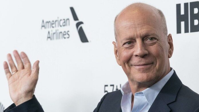 El estado de salud de Bruce Willis sigue empeorando por momentos y las últimas noticias al respecto han vuelto a hacer saltar las alarmas. Los seres queridos del protagonista de Jungla de Cristal han sido los encargados de actualizar su situación al medio Us Weekly. De este modo, fuentes cercanas a su familia han declarado estar especialmente angustiados: “No sabemos el tiempo que le queda”, han declarado.