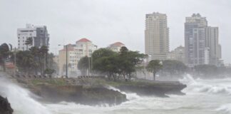 La Onamet informó que permanece un sistema de alta presión dominando las condiciones del tiempo sobre el territorio dominicano, sin embargo, los efectos del viento moderado del noreste y una débil vaguada en superficie ubicada sobre Haití, estarán favoreciendo los desarrollos nubosos para que se produzcan lluvias dispersas ocasionales con ráfagas de viento.